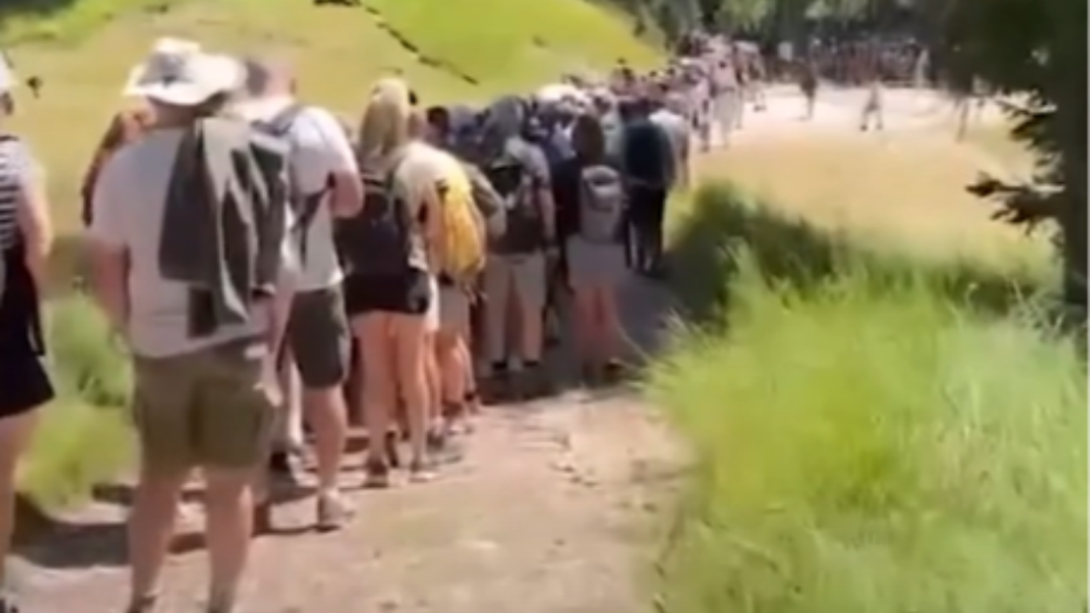 Le Dolomiti assediate dai turisti: «Rinunciamo al marchio Unesco»