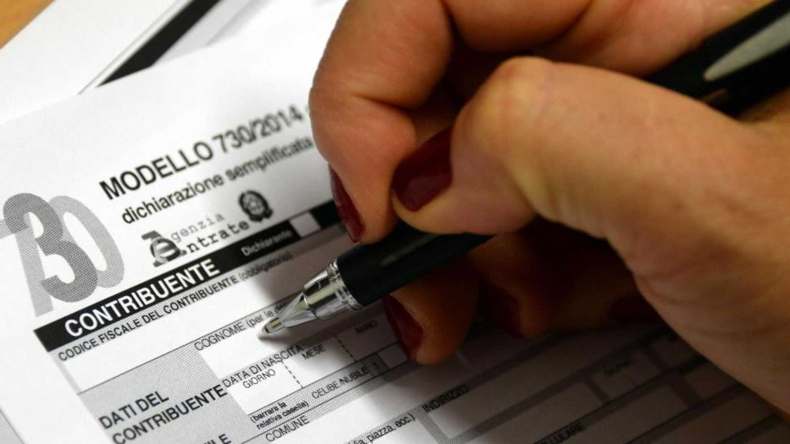 I migranti portano 4,6 miliardi nelle casse dello Stato. Ricevono molto meno