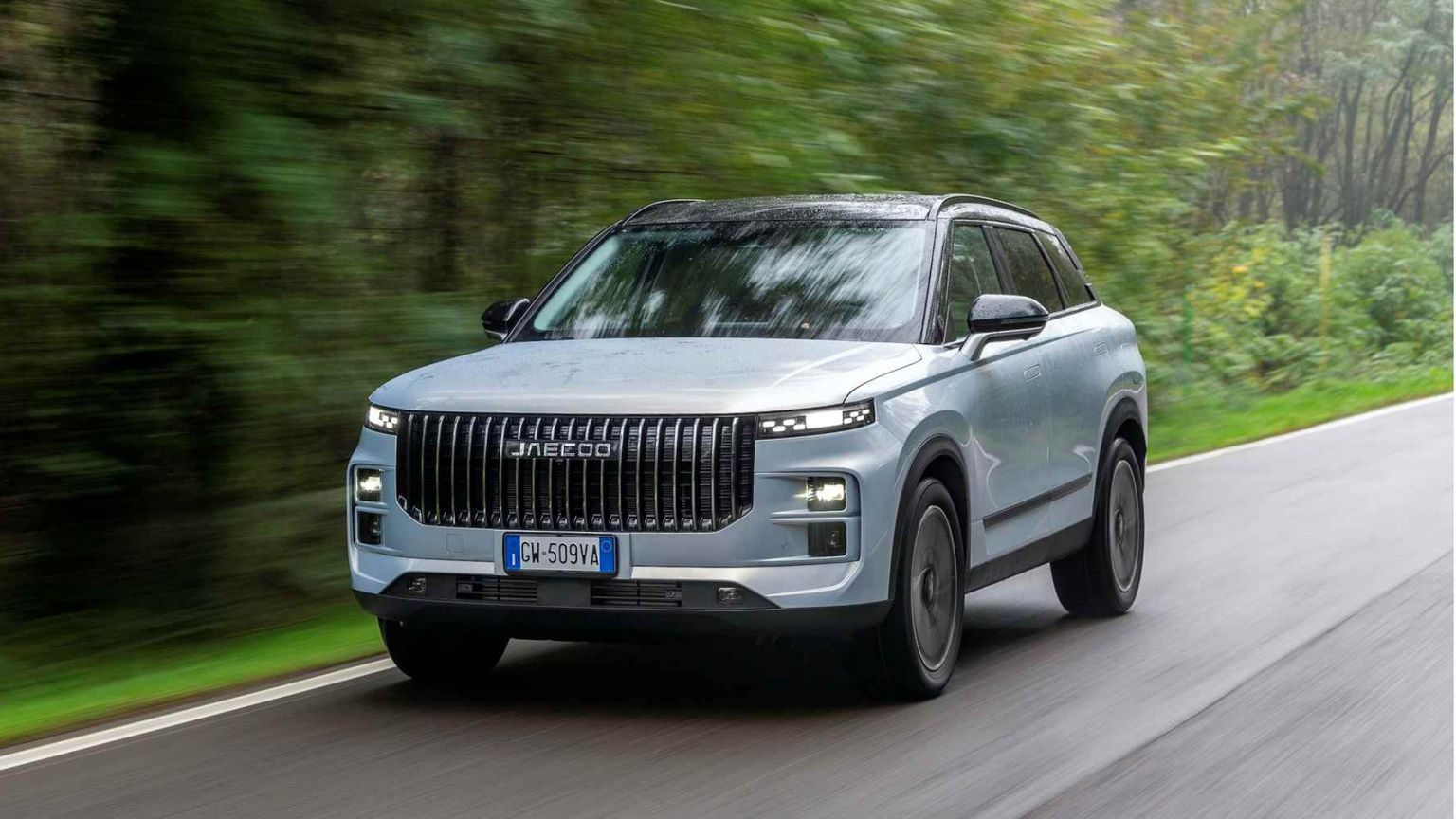 L'auto cineseJaecoo 7 ripresa di fronte in movimento su strada