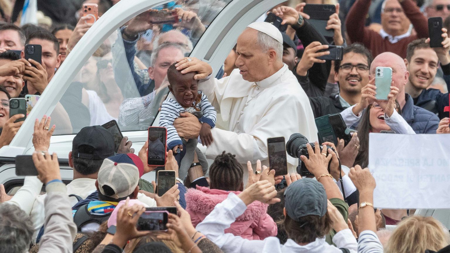 I migranti e l'odio antisemita: la domenica di Leone XIV