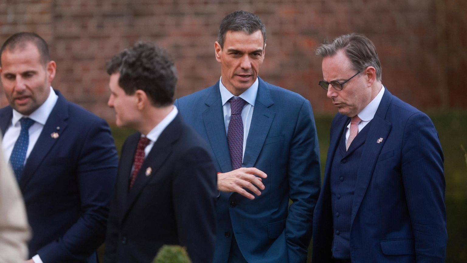 Meloni, Sanchez e quelle idee opposte di Europa andate in scena al castello di Alden Biesen