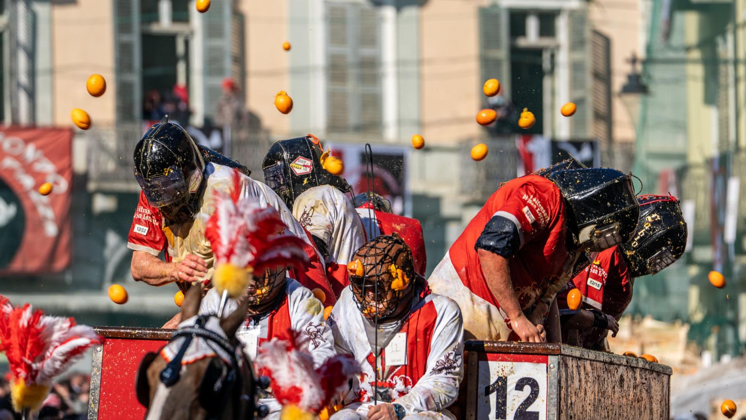 Coriandoli? No, al Carnevale di Ivrea si lanciano le arance