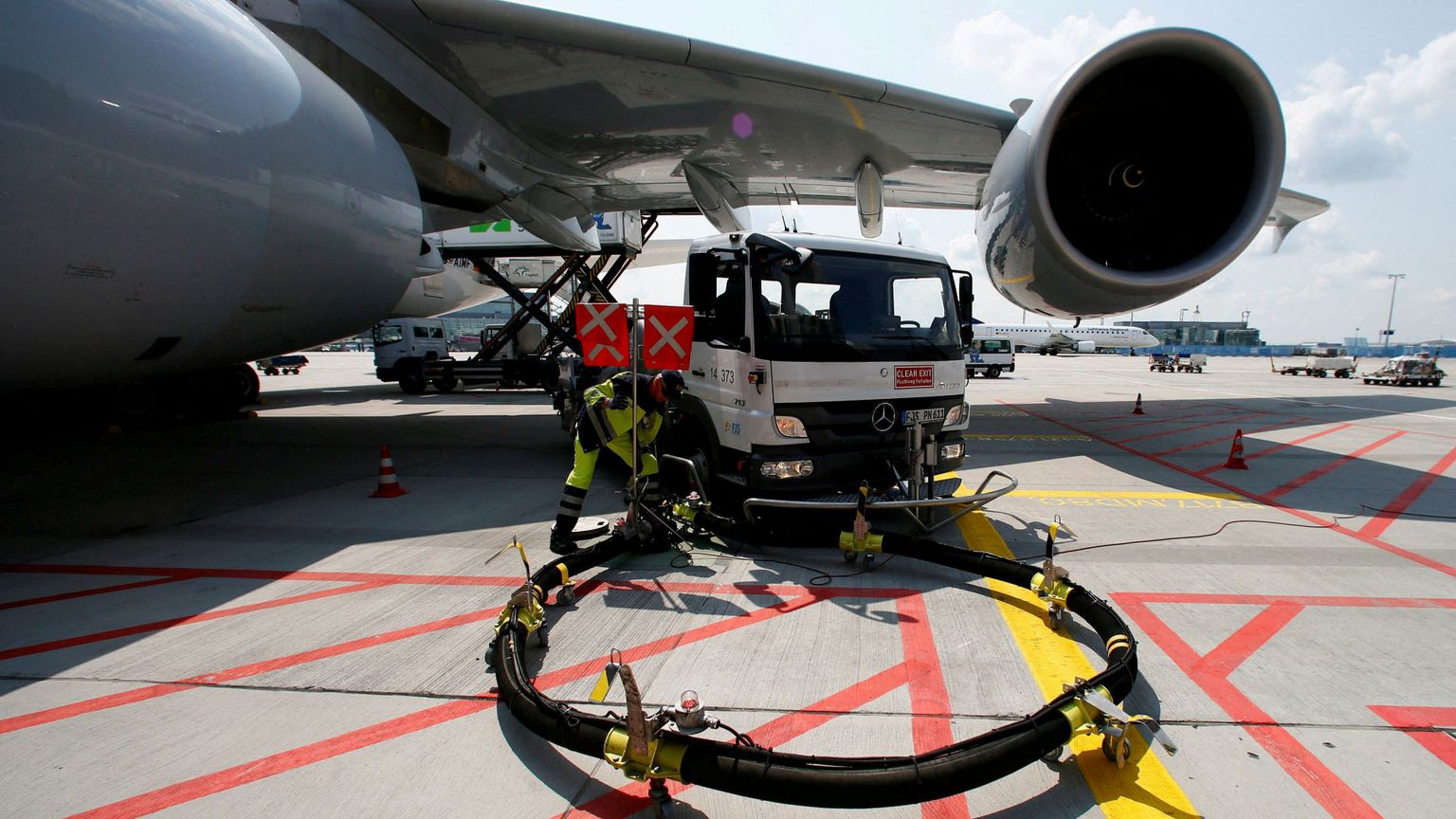 Gli aeroporti europei lanciano l’allarme:
«A corto di carburante entro 20 giorni»