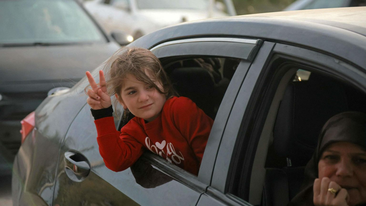 Una strada di Sidone intasata di veicoli mentre gli sfollati tornano alle proprie case dopo l'entrata in vigore di un cessate il fuoco di 10 giorni tra Libano e Israele