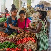 La lotta di Aisha e delle donne d'Africa per la terra che coltivano