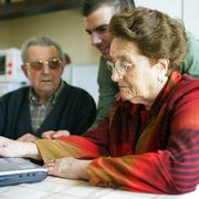 Gli anziani esclusi dalla società dell'efficienza? Ma il futuro sono loro