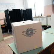 L'interno di un seggio elettorale. Foto d'archivio