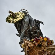 La statua dell'Immacolata in cima alla colonna in Piazza di Spagna, a Roma