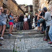 Un momento di festa nel piccolo borgo di Ostana, in Piemonte, dove è attiva la cooperativa "Viso a Viso"