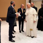 Gli occhiali, i pasti: Leone XIV racconta i suoi gesti quotidiani. «Kiev? Vorrei andarci»