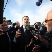 Il ministro Matteo Salvini coi giornalisti a Palermo, al termine di una delle udienze del processo su Open Arms