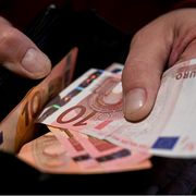 Pagamento in contanti. Foto Imagoeconomia