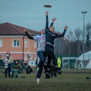 Elogio del frisbee, la tortiera divenuta sport. Senza arbitri
