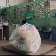 Una grande balla di plastica trasparente poggiata su una larga bilancia