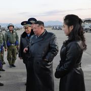 Il leader nordcoreano Kim Jong-un in compagnia della figlia Kim Ju Ae