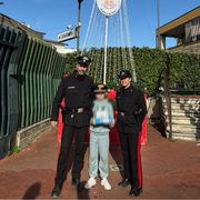 Alessio coi carabinieri che l'hanno ritrovato