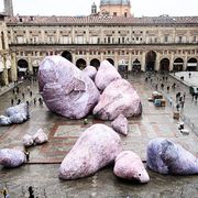 Ci sono 19 enormi rocce in piazza Maggiore a Bologna
