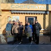 I rappresentanti della comunità di Castelmarte e della cooperativa Noi genitori di Erba davanti al bar riaperto da poche settimane