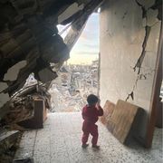 Ikhlas e la sua casa in rovina nella Striscia: per tetto un telone sulle macerie