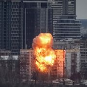 Drosi e missili su Kiev. Zelensky: «Mosca non vuole la pace»