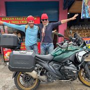 Tremila km in moto in Indonesia per battere l'autismo con la meraviglia