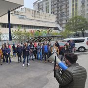 Un presidio dei cittadini davanti alla Biblioteca di Foggia, che resta chiusa