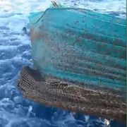 A Lampedusa i pescatori trovano le barche dei migranti impigliate nelle reti