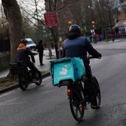 Caporalato sui rider, controllo giudiziario per Deliveroo