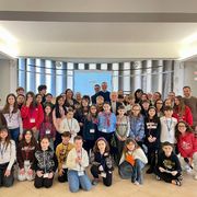 Il vescovo Crociata (al centro) con i partecipanti al Consiglio pastorale dei ragazzi a Cisterna di Latina