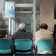 L'Italia non dovrà versare assegni sociali ai cittadini stranieri, anche se regolari