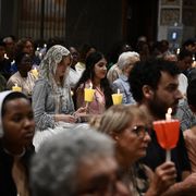 Fedeli in preghiera per la pace nella Basilica di Santa Maria in Trastevere