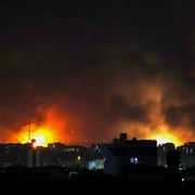 Il Mehrabad International Airport di Tehran in fiamme nella notte / AFP