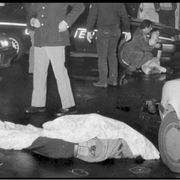 La scena dell'omicidio di Luigi Ilardo, avvenuto il 10 maggio 1996. Sullo sfondo la figlia Luana in lacrime