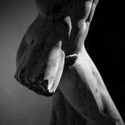 La bellezza nelle fratture del tempo: le statue antiche come metafora dei Giochi