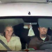 Frame video con i genitori, Catherine Birmingham e Nathan Trevallion, in auto mentre lasciano la casa famiglia dove la mamma si trovava dal 20 novembre scorso con i suoi bambini / ANSA
