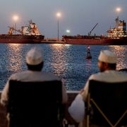 Navi bloccate in attesa di attraversare lo Stretto di Hormuz