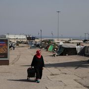 Sul volo (mezzo vuoto) per Beirut, mentre la guerra arriva dal cielo