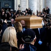Poesia, porta aperta sulla speranza: l'omelia per i funerali di Enrica Bonaccorti