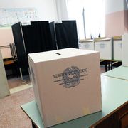 L'interno di un seggio elettorale. Foto d'archivio