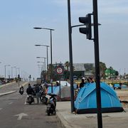 Un milione di sfollati nel Libano sotto le bombe. E per migranti e fragili c'è solo la strada