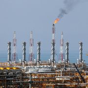 Lo scontro si alza di livello: attacchi incrociati agli impianti di gas