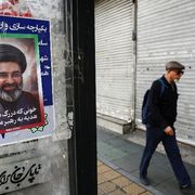 Un manifesto con l'immagine della nuova Guida Suprema dell'Iran, Mojtaba Khamenei a Teheran