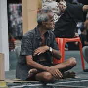 La prima generazione di stranieri in Italia sta invecchiando e fatica a curarsi