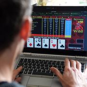 Un giovane scommette online