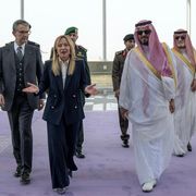 Le forniture di petrolio e gas, la promessa di armi: la missione di Meloni nel Golfo