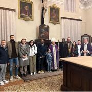 I catecumeni assieme al vescovo di Faenza-Modigliana, Mario Toso. Emily è la quarta da sinistra