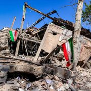 Le bandiere dell'Iran sventolano sulle macerie