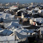 Una distesa di tende disordinata di tende bianche con panni stesi