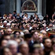 La folla in San Pietro per la preghiera di ieri col Papa