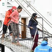 Uno sbarco di migranti a Crotone